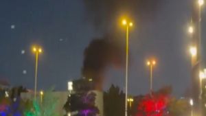 பற்றி எரியும் துபாயில் உள்ள அமெரிக்க தூதரகம்! ஐக்கிய அமீரகத்தை தாக்கிய ஈரான் டிரோன்கள்.. பதற்றம் 