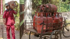 திண்டுக்கல்லில் உடம்பெல்லாம் மூளை.. சிலிண்டர்களுடன் வந்த  கேஸ் ஊழியர்.. கனவிலும் நினைக்காத சம்பவம் 