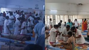 சாம்பாரில் பல்லி.. கோவை பள்ளியில் மதிய உணவு சாப்பிட்ட 44 மாணவ, மாணவிகள் மருத்துவமனையில் அனுமதி