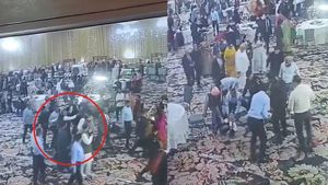 கிட்ட வந்த ஆசாமி.. மாஜி முதல்வர் மீது துப்பாக்கி சூடு.. NSG செய்த செயலால் நூலிழையில் தப்பினார்!