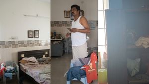 அந்தரங்க அறையான ஆஸ்பத்திரி..அறைகுறை ஆடையுடன் சிக்கிய நபர்! கூட இருந்தது நர்ஸா? புகாரும்..விளக்கமும்!