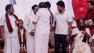 உதயநிதி ஸ்டாலினை மதிக்காத கேஎன் நேரு? எழுந்து நின்றும் கண்டுகொள்ளவில்லையே.. இருவருக்கும் சண்டையா?