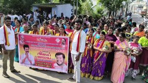 விஜய் முதலமைச்சர் ஆக வேண்டி.. பால்குடம் எடுத்த தவெக பெண்கள்.. திரும்பிப் பார்த்த ஈரோடு!