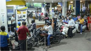 ஈரான் சொன்ன பாசிட்டிவ் நியூஸ்.. ஆனா பாருங்க இந்தியாவில் பதற்றம் குறையல! நேற்று குஜராத், இன்று அசாம்!