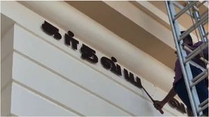 கழற்றி வீசப்பட்ட இந்தி எழுத்துக்கள்! கடும் எதிர்ப்புக்கு மத்தியில்.. நடந்த சம்பவம்!