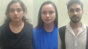 ஸ்டார் ஹோட்டலில் போலீஸ் நுழைந்ததுமே எகிறி குதித்த இளைஞர்கள்.. சிக்கிய இளம் பெண்கள்.. பகீர் பின்னணி!