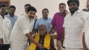 கடைசி நேரத்தில் ‘ட்விஸ்ட்’.. கூட்டணி கட்சியான NR காங்கிரஸில் இணைந்த புதுச்சேரி அதிமுக மாநில நிர்வாகி