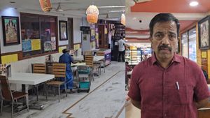 EXCLUSIVE: வட இந்தியர்களுக்கு வேலையில்லை.. இனி இட்லி, சப்பாத்தி மட்டும் தான்! குமுறும் ஓட்டல் உரிமையாளர்கள்.!