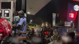 வாணியம்பாடியில் நள்ளிரவில் பெட்ரோல் பங்குகளில் கூட்டம் கூட்டமாக குவிந்த மக்கள்.. ஆடிப்போன போலீஸ்