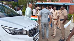 புதுச்சேரி முதலமைச்சர் ரங்கசாமியின் காரை ‘சுத்து’ போட்ட தேர்தல் பறக்கும் படையினர்.. மதுரை அருகே பரபர