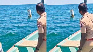 ராமநாதபுரம் அருகே கடலில் மிதக்கும் மர்ம பொருள்.. விண்வெளி ஆராய்ச்சி மைய உதவியை நாடும் கடலோர போலீஸ்