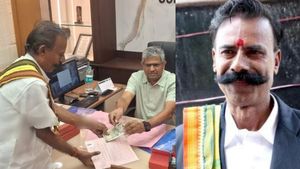 மகாபிரபு இங்கேயும் 253 ஆவது முறையாக வந்துட்டீங்களா? மேட்டூரில் தேர்தல் மன்னன் பத்மராஜன் வேட்புமனு 