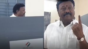 EVM-ல் பட்டனுக்கு பதில் விளக்கை அழுத்திய திண்டுக்கல் சீனிவாசன்! வாக்கே விழாததால் பரபரப்பு