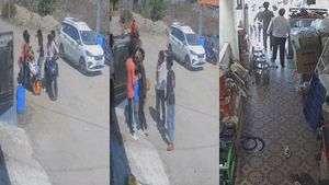 கோவையில் வீடு புகுந்து இளைஞர்களை தாக்கிய சிசிடிவி காட்சி! அதிர்ச்சியில் உறைந்த மக்கள்