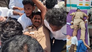 ஆதவ் அர்ஜுனா கார் மோதி போலீஸ்காரர் கால் முறிந்தது.. திருச்சி விஜய் பிரச்சாரத்தில் அதிர்ச்சி