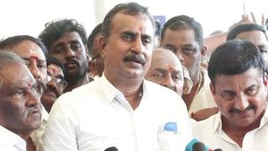 ரோல்ஸ் ராய்ஸ் கார்.. 147 கோடி சொத்து.. கோவை அதிமுகவில் வேலுமணியைவிட ஒரு பணக்கார வேட்பாளர்