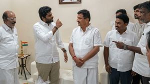 எங்கிட்ட எப்படி ஆதரவு கேட்கலாம்? கவுண்டம்பாளையம் அதிமுக வேட்பாளரிடம் சொன்ன வார்த்தை..  பின்னணி