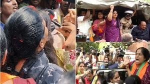 திடீரென முதல்வர் வீட்டை சுற்றிய காவி படை.. மொத்தமாக இறங்கிய பாஜக மகளிர் அணி.. ஹைதராபாத்தில் பரபரப்பு