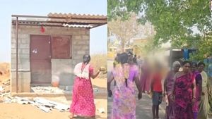 தர்மபுரியில் சட்டவிரோத மது விற்பனை.. கடைகளை நொறுக்கிய பெண்கள்.. உரிமையாளர் தலைதெறிக்க ஓட்டம்