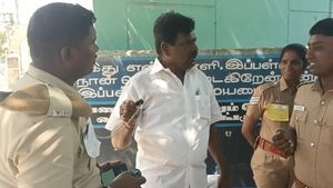 வாக்குச்சாவடியில் விசில் ஊதிய போலீஸ்காரர்.. கரூரில் முன்னாள் எம்.எல்.ஏ வாக்குவாதம்!