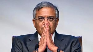 தேர்தல் ஆணையரை பதவி நீக்கம் செய்யனும்.. மீண்டும் நோட்டீஸ் கொடுக்க ரெடியான எதிர்க்கட்சிகள்!
