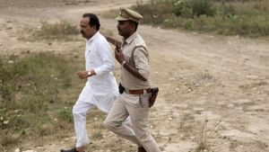 பாஜக வேட்பாளரை புரட்டி எடுத்த.. திரிணாமுல் தொண்டர்கள்! மேற்கு வங்கத்தில் உச்சக்கட்ட பதற்றம்!