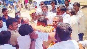 வேலூர் தொழில் அதிபர்களால் ட்விஸ்ட்.. ஜோலார்பேட்டையில் கேசி வீரமணிக்கு கடைசி நிமிடத்தில் என்ன நடந்தது