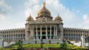 குழந்தைகளுக்கு School fees கட்டமுடியாமல் தவிக்கும் அரசு ஊழியர்கள்.. மார்ச் மாத சம்பளத்தை போடாத கர்நாடக அரசு