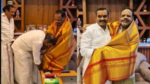 அதிமுக தனபால் வீட்டுக்குச் சென்ற எல்.முருகன்! தொபுகடீர்னு காலில் விழுந்த அவிநாசி பாஜக வேட்பாளர்