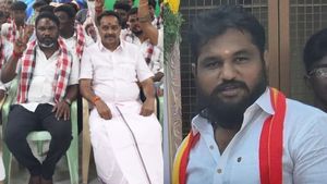 தவெக கட்சியினருக்கு ஷாக்! கரூர் வழக்கில் கைதாகி ஜாமீனில் இருந்த மாசி பவுன்ராஜ் அதிமுகவில் இணைந்தார்!