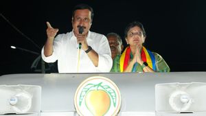 ஜிகே மணி அய்யாவின் ரைட் ஹேண்டா? ஸ்டாலினின் ’ஸ்பை’ அவர்! ஜிகேஎம் தமிழ்க்குமரனையும் விடாத அன்புமணி!
