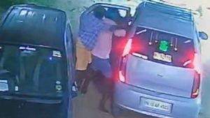 பெரம்பலூர் ரோட்டில் சென்ற பெண்ணை காருக்குள் இழுத்த நபர்.. யாருனு பார்த்தால்? இப்படி கூட நடக்குமா?
