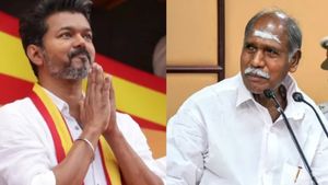 இலவச மழையில் புதுச்சேரி: யார் டாப்?  விஜய்? ரங்கசாமி? காங்கிரஸ் பிழைக்குமா? 