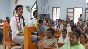 பிடிஆரை எதிர்க்கும் சுந்தர் சி-யின் மீது வழக்கு.. திமுக புகாரில் அதிரடி.. அனல் பறக்கும் மதுரை மத்திய தொகுதி