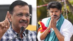 13 ஆண்டுகளில் ரிப்பீட்டான அரசியல் பாதை.. டெல்லியில் அரவிந்த் கெஜ்ரிவால்.. தமிழ்நாட்டில் விஜய்! 