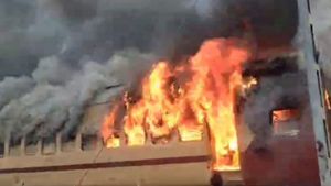 திடீரென தீப்பிடித்து எரிந்த ரயில்! அலறியடித்துக்கொண்டு இறங்கிய பயணிகள்! பீகாரில் அதிர்ச்சி!