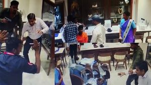 தெலுங்கானாவில் சினிமாவை விஞ்சும் சம்பவம்! பட்டப்பகலில் நகை கடையில் துப்பாக்கியுடன் புகுந்து கொள்ளை