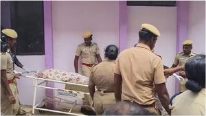 கோவையில் பாலியல் வன்கொடுமை செய்யப்பட்ட சிறுமியின் உடல்.. சொந்த ஊரில் தகனம்! 