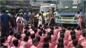 தவறான சிகிச்சை.. களத்தில் குதித்த நர்சிங் மாணவிகள்! சமாதான பேச்சுவார்த்தையால் போராட்டம் வாபஸ்!