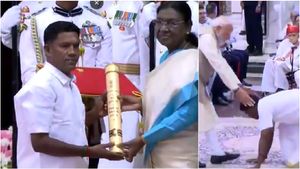 பிரதமர் மோடியை வணங்கி.. பத்மஸ்ரீ விருது பெற்ற சிலம்ப கலைஞர் பழனிவேல்! தமிழருக்கு பெரிய கவுரவம்