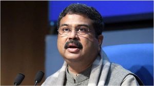 நீட், சிபிஎஸ்இ தேர்வு குளறுபடிகள்.. பகிரங்க மன்னிப்பு கேட்கிறேன்! தர்மேந்திர பிரதான் உருக்கம்!