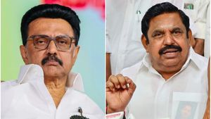 தேர்தல் புயலில் சேதாரமான கோட்டை.. படக்கென எழுந்த ’திமுக’ குதிரை.. படுத்தே கிடக்கும் ’அதிமுக’ யானை! 