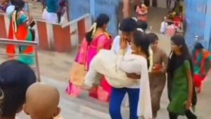 பழனி கோயிலில் யார் பாருங்க.. படி பாதையில் பெண்ணை அலேக்கா தூக்கி.. திகைத்து நின்ற திண்டுக்கல்