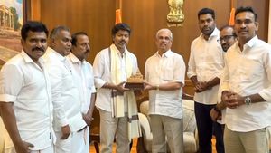 முதல்வராக பதவியேற்றதும்.. முதல் வேலை இதுதான்.. விஜய் நியமிக்க போகும் டிஜிபி, தலைமை செயலாளர்! யார்? 