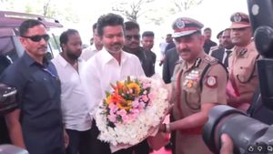 முழுக்கை சட்டையும் கருப்பு பேன்ட்டையும் அணிந்து வந்த விஜய்! கோட் மிஸ்ஸிங்!