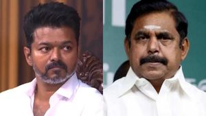 இன்னமும் ஒத்துக்க மாட்றாங்க பாருங்களேன்! அதிமுகவை விழுங்கும் தவெக! எடப்பாடிக்கு எகிறும் பிரஷர்! 