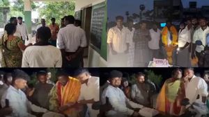 அரசுப் பள்ளி வளாகத்தில் கேக் வெட்டி பிறந்தநாள் கொண்டாடிய தவெக நிர்வாகி.. ஆய்வும் செய்ததால் சர்ச்சை!