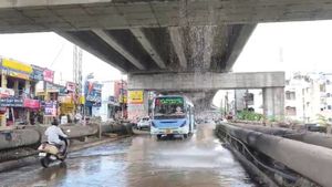 கோவையில் அருவியாக மாறிய மேம்பாலம் ..  மேட்டுப்பாளையம் ஊட்டி செல்லும் வழியில் மாறிய காட்சி