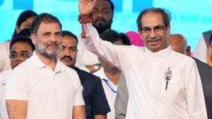 காங்கிரஸுடன் கட்சியை இணைக்கும் சிவசேனா.. உத்தவ் தாக்கரே பிளான் இதுதானாம்! பறந்த புகார்