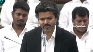 தமிழ்நாட்டில் இருமொழிக் கொள்கை மட்டுமே.. மும்மொழிக்கு இடமில்லை! திட்டவட்டமாக சொன்ன விஜய்